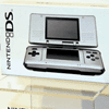 Уменьшенная модель приставки от Nintendo (Nintendo DS Lite)